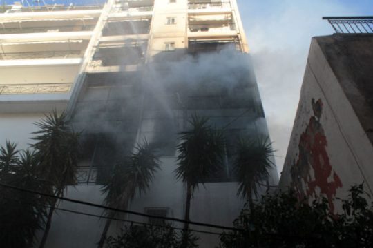 Απεγκλωβισμός εννέα ατόμων από πολυκατοικία που ξέσπασε πυρκαγιά