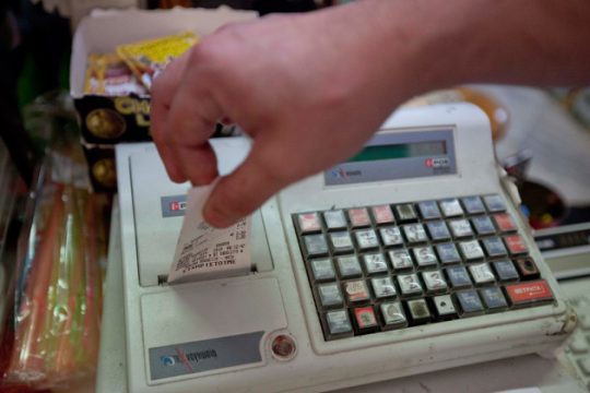 Τσουχτερά πρόστιμα για όσους δεν εκδίδουν αποδείξεις