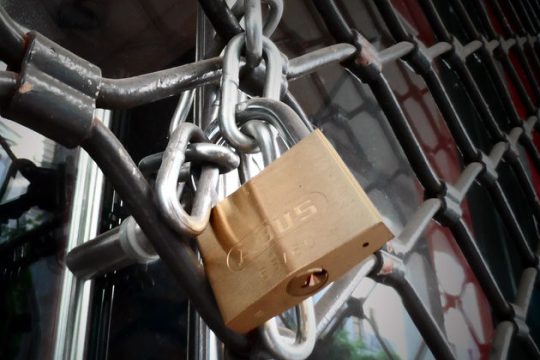 Ντόμινο πτωχεύσεων-εφιάλτης για τους εργαζόμενους
