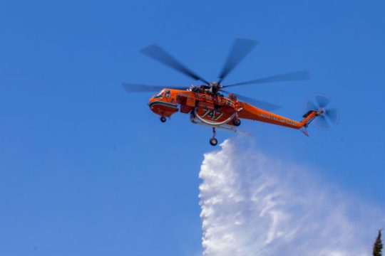 Πυρκαγιές σε Μαρμάρι και Μαραθώνα