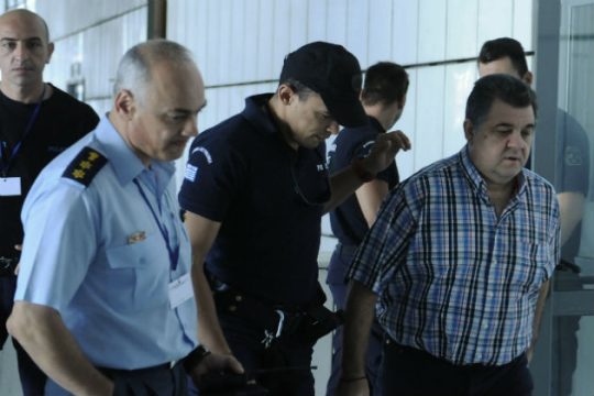 Με σουγιά στο δικαστήριο