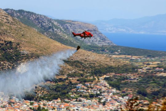 Υπό έλεγχο η πυρκαγιά στην Κυνουρία, αναζωπυρώσεις στη Σάμο