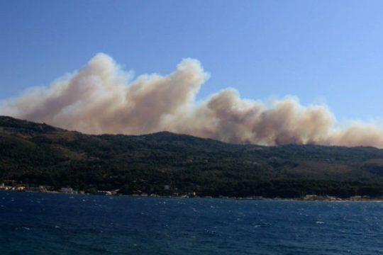 Σάμος: Μάχη με τις φλόγες στα δύο τα κύρια μέτωπα της φωτιάς
