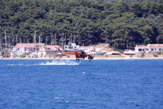 Σβήνει η φωτιά στη Σάμο