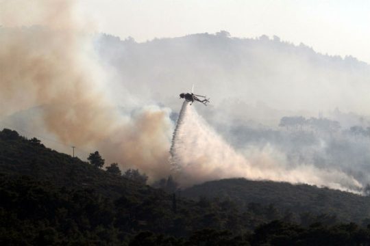 Μαίνεται η πυρκαγιά στη Σάμο
