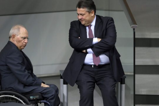 Γκάμπριελ κατά Σόιμπλε με… παρατηρητή τη Μέρκελ