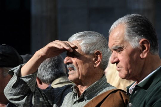 Τον Σεπτέμβριο οι περικοπές των επικουρικών
