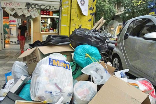 Λιγότερα απορριμματοφόρα, περισσότερη δυσωδία