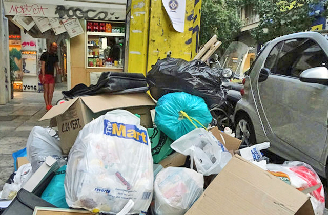 Λιγότερα απορριμματοφόρα, περισσότερη δυσωδία