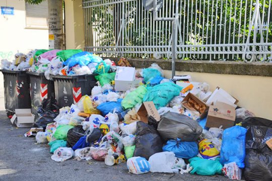 Μια Κέρκυρα γεμάτη σκουπίδια