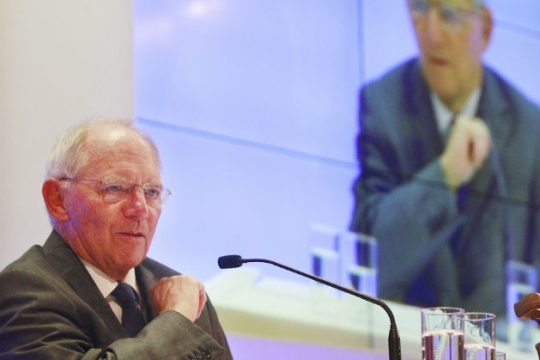 Εκνευρισμός στη Λισαβόνα για τις απειλές Σόιμπλε