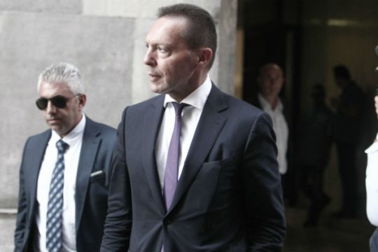 Αύξηση του ορίου ανάληψης προαναγγέλλει ο Στουρνάρας