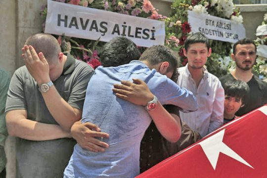 Μ’ έναν σμπάρο, δυο τρυγόνια