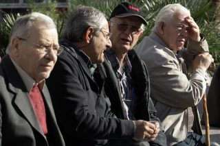 Τροπολογίες για στήριξη όσων έχασαν το ΕΚΑΣ και παράταση στο αγγελιόσημο
