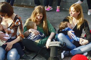 Ο θηλασμός δεν είναι άσεμνος