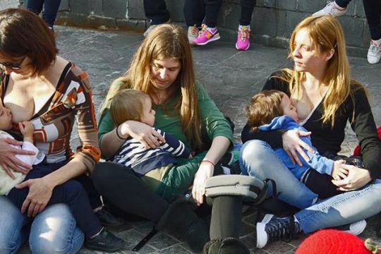 Ο θηλασμός δεν είναι άσεμνος