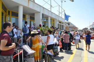 «Αιχμάλωτοι» στο τελωνείο