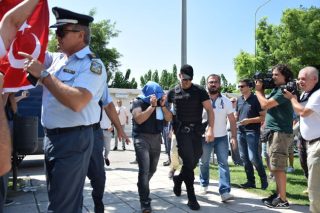 Προς το παρόν μένουν… Ελλάδα