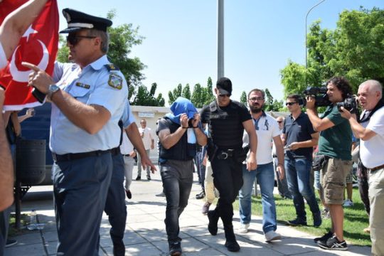 Προς το παρόν μένουν… Ελλάδα