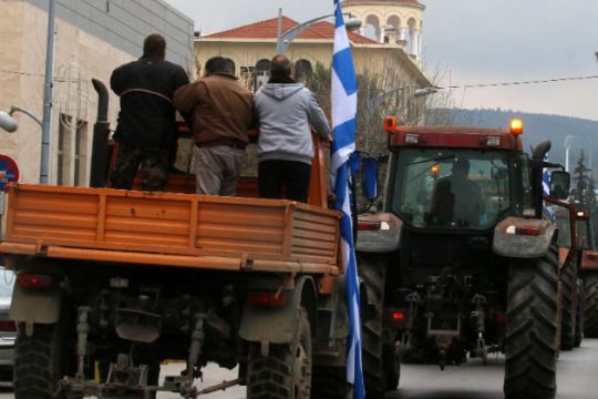 «Μπλόκο» στο τελωνείο των Ευζώνων από αγρότες