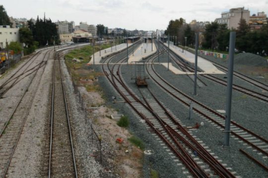 Τρίωρες στάσεις σε τρένα και προαστιακό