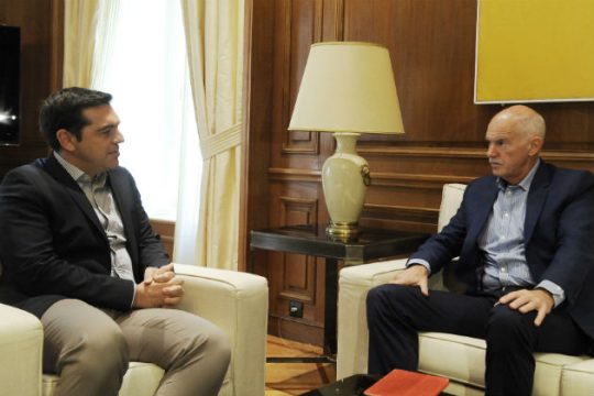 «Ναι» υπό όρους λέει στην απλή αναλογική ο Παπανδρέου