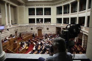 «Εβρεξε» τροπολογίες στη Βουλή