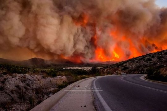 Η Χίος, μάνα, καίγεται