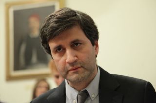Χουλιαράκης «αδειάζει» Βαρουφάκη