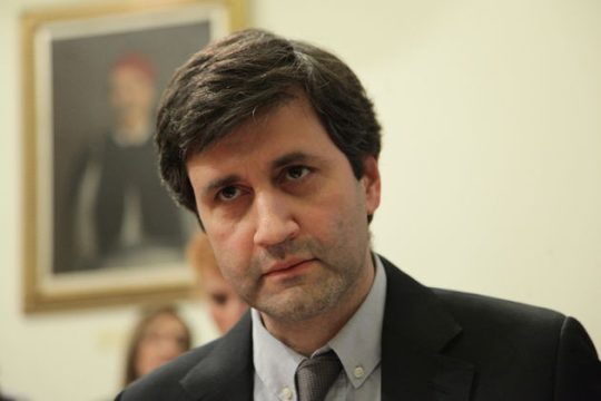 Χουλιαράκης «αδειάζει» Βαρουφάκη