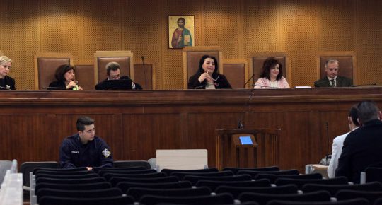 «Αμυνόμενη η παρέα του Φύσσα»