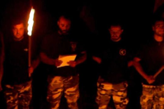 Ο δολοφόνος του Φύσσα ορκίζει τους νεοσύλλεκτους της Χ.Α.