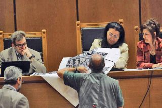 Δεν επενέβη γιατί φύλαγε το περιπολικό!