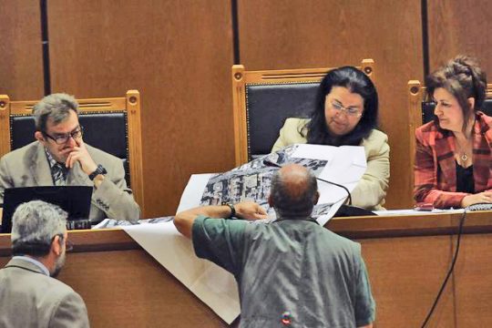 Δεν επενέβη γιατί φύλαγε το περιπολικό!