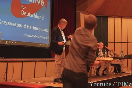 Μία παγωμένη τούρτα για τον επικεφαλής του AfD [Βίντεο]