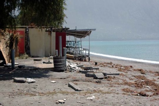 Στο τέλος της σεζόν θυμήθηκαν να ξηλώσουν 38 αυθαίρετες «καντίνες»