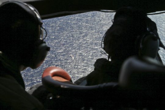 Με ιλιγγιώδη ταχύτητα η πτώση του μαλαισιανού Boeing