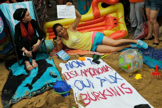 Διαμαρτυρία στο Λονδίνο με άμμο, μαγιό και beach party