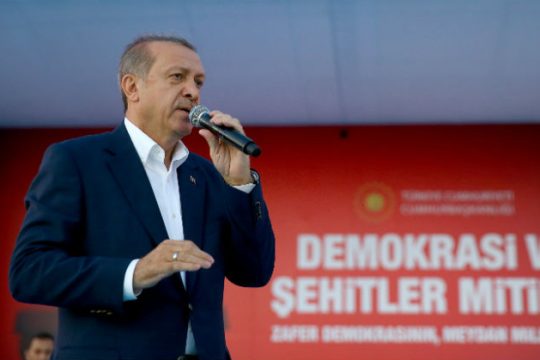 Με ματαίωση της συμφωνίας για το προσφυγικό απειλεί ο Ερντογάν