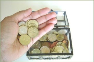 Μπαράζ κατασχέσεων δίχως απόδοση