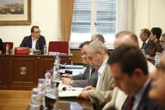 Ο Μπόμπολας στην Εξεταστική για δάνεια τραπεζών σε ΜΜΕ [LIVE]