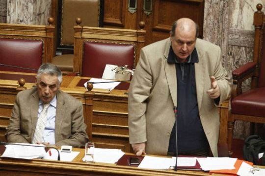 «Φρένο» στις απολύσεις επιχειρεί το ν/σ του υπουργείου Παιδείας