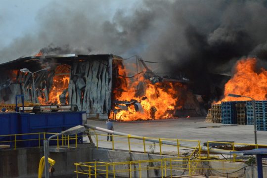 Μεγάλη φωτιά σε εργοστάσιο στην Αργολίδα
