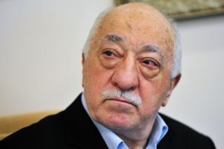 Υπομονετικά και σύμφωνα με το νόμο