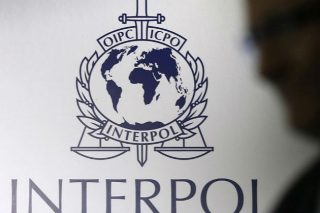 Αντί για την Ιντερπόλ, ειδοποίησαν τους… εκτελεστές