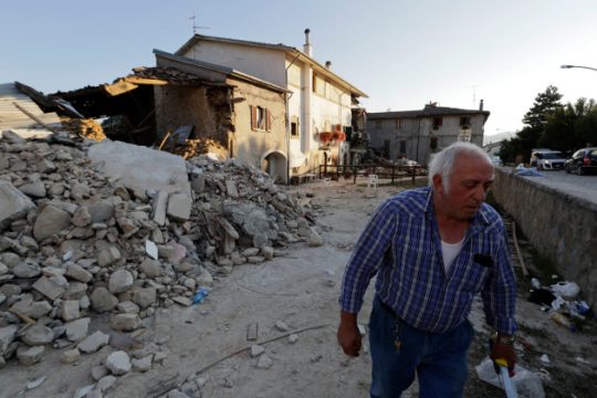 Πώς κατέρρευσαν όλα σαν πύργος από τραπουλόχαρτα;