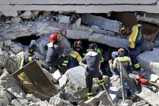 Σκηνές αποκάλυψης από το χτύπημα του Εγκέλαδου στην Ιταλία