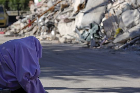Πρόσφυγες έσπευσαν να βοηθήσουν σεισμόπληκτους