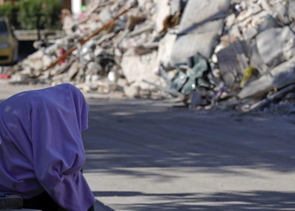 Πρόσφυγες έσπευσαν να βοηθήσουν σεισμόπληκτους