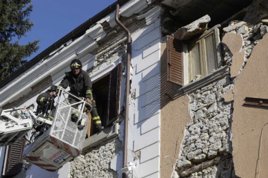 Αυξάνονται οι νεκροί του σεισμού – συνεχίζονται οι έρευνες